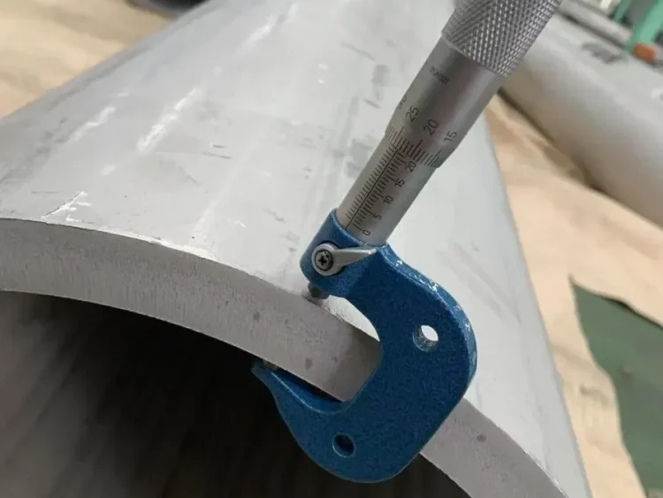 ASTM A312 TP304 のステンレス鋼の継ぎ目が無い管の厚さの測定